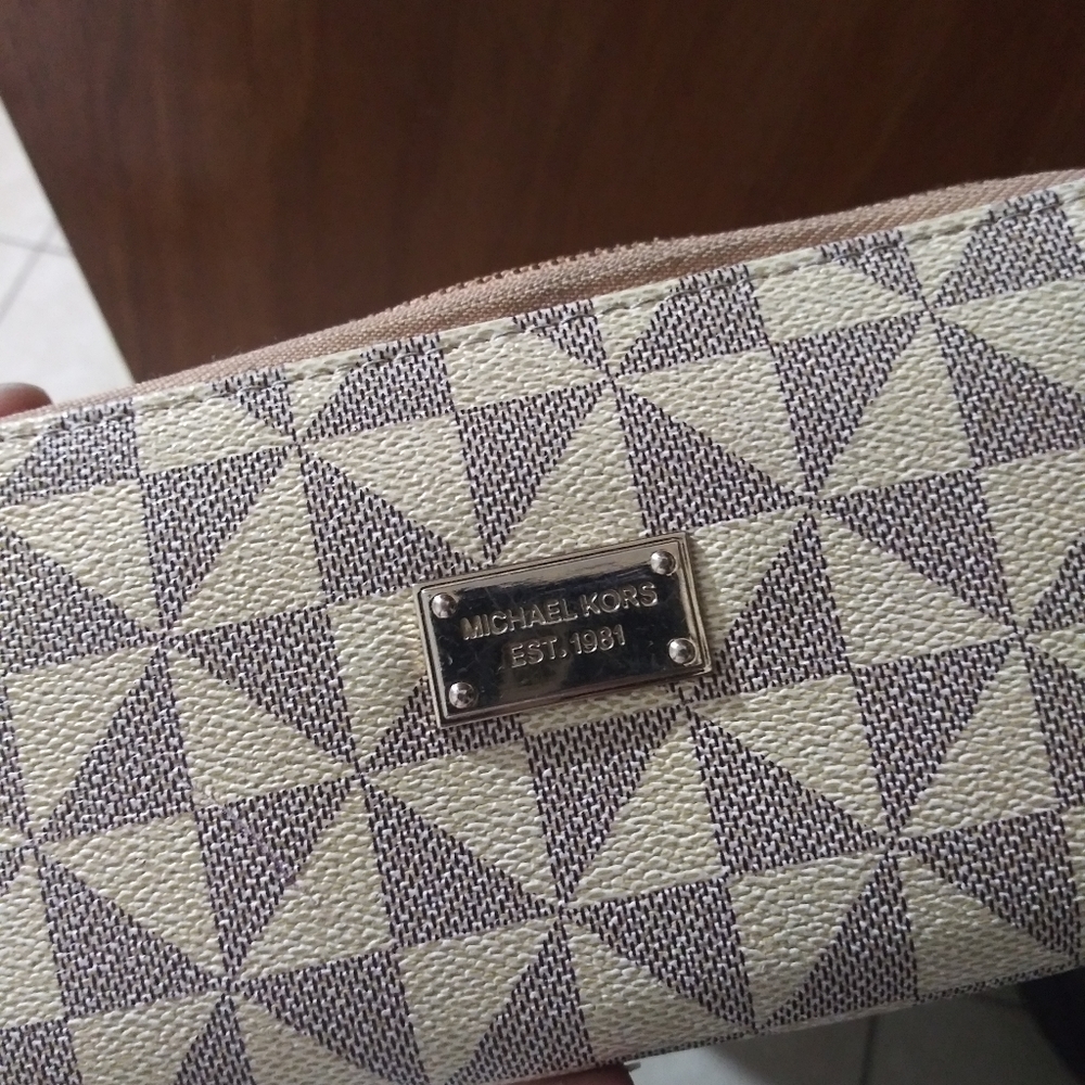zip around wallet